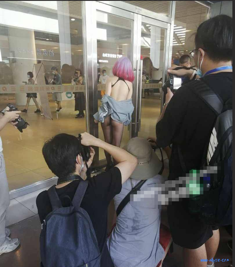 广州萤火虫漫展 男子T拍女孩子裙底 被保安现场制服惨叫插图