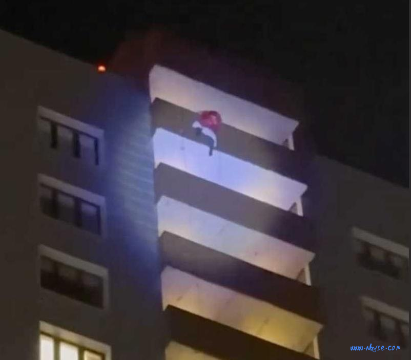身着圣诞老人服装 想要给孩子一个惊喜 不慎从24楼坠落当场身亡插图