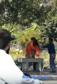 公园内一男一女趴在石凳子上鼓掌后却遭路人的阻拦直接上去极限拉扯～插图1