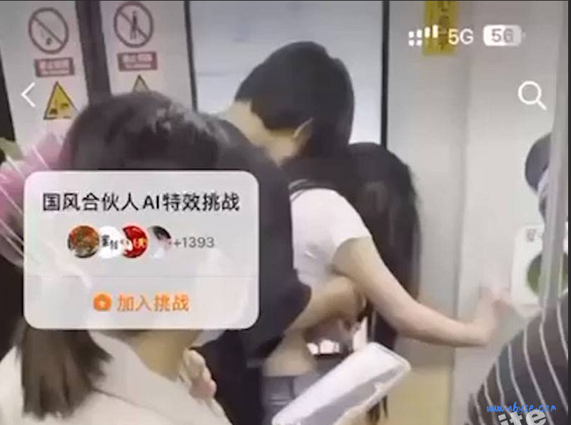 上海地铁 11 号线 摸NAI门 小情侣地铁忘情摸NAI被偷拍！插图